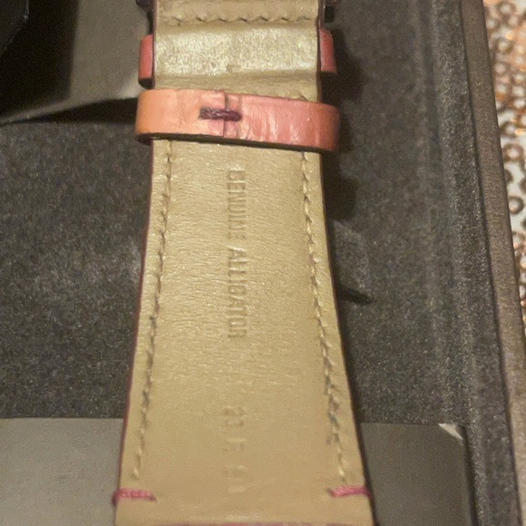 AUTHENTIC GUCCI rare watch w/ genuine pink alligator strap & diamond face. - Picture 8 of 9